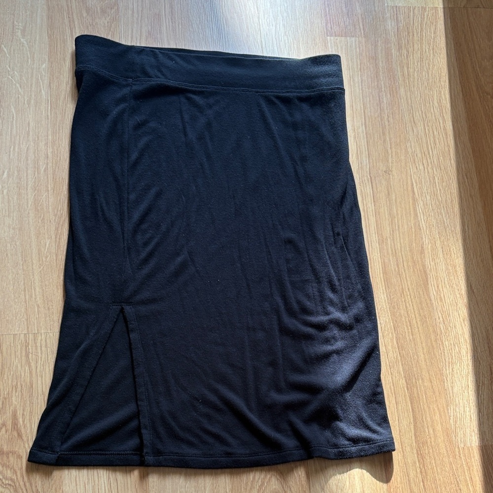 Black rib knee skirt. Cute ! From gap. Small stretch
